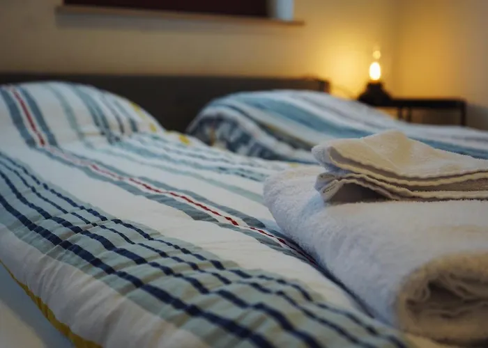 Unique: - Zentral - Kueche - Netflix * Brémy